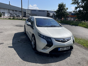 Opel Ampera (7 фото из 13)