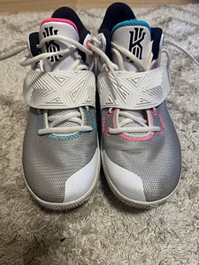 NIKE KYRIE FLYTRAP III (2 foto / 5)