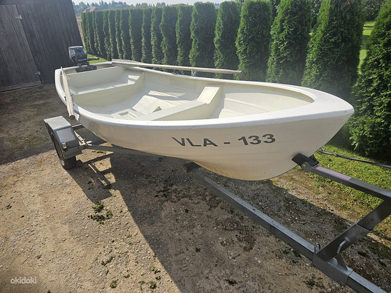 Лодка с мотором.весла и бензобак