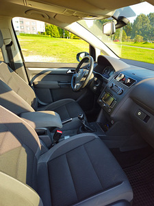 Volkswagen Touran (8 foto / 9)