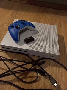 Xbox one s koos pulti ja mängudega (1 foto / 3)