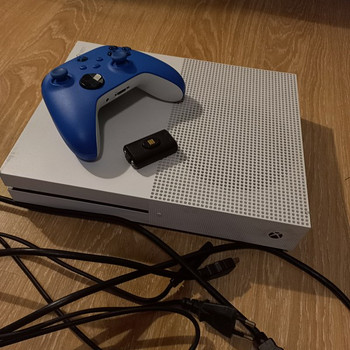 Xbox One S с контроллером и играми
