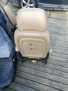 Mingi Chevy Van käetugedega nahast istmed. (2 foto / 2)
