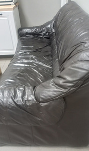 Продаем кожаный диван (2 фото из 2)