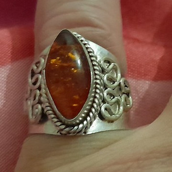 Серебряная женская печатка с янтарем 925 проба