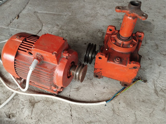 Elektrimootor ja reduktor kahekordsete rihmaratastega A1