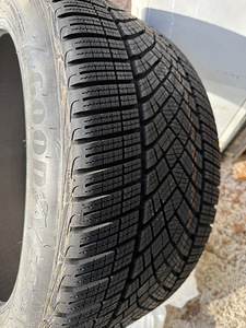 Uued Lamellrehvid GoodYear UltraGrip 285/40R20, 245/45R20 (1 foto / 4)