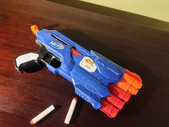 Продается в хорошем состоянии игрушечный пистолет NERF DualS