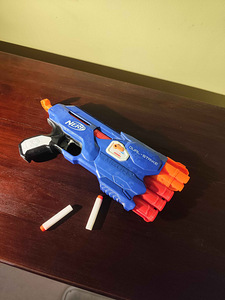Продается в хорошем состоянии игрушечный пистолет NERF DualS (1 фото из 3)