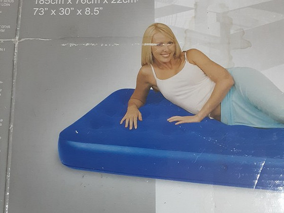 Täispuhutav madrats.