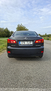 Lexus IS 220 (2 фото из 12)