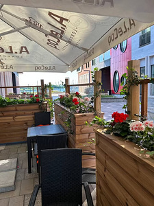 Ratastel puidust lillekastid terrassile - kokku 4 tk. (1 foto / 2)