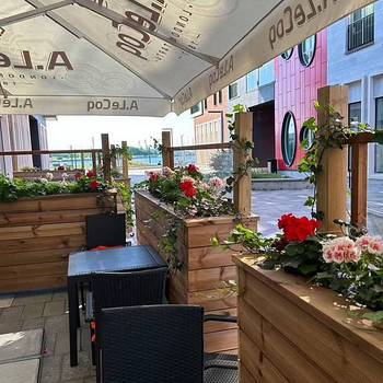 Ratastel puidust lillekastid terrassile - kokku 4 tk.