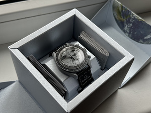 Swatch X Omega Moonwatch Mission to the Moon (3 фото из 4)