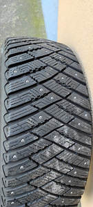 Шипованные шины 205/50/17 Good Year Ultragrip Ice Arctic 7,5 (1 фото из 7)