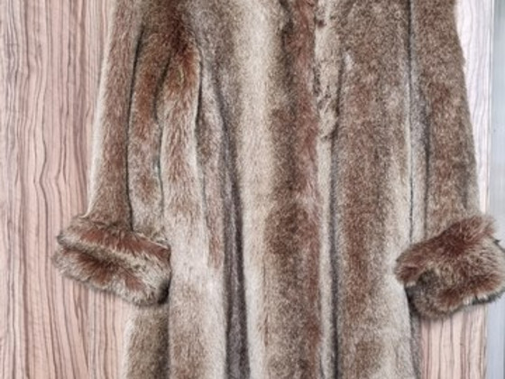 Kunstkarusnahast mantel