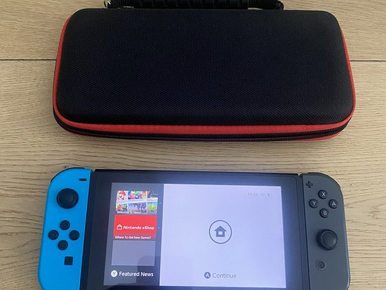 Nintendo Switch V2 с чехлом