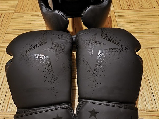 Poksikindad + peakaitsmed Knockout (uus)