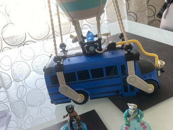 Fortnite battle bus