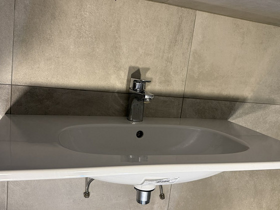 Белая раковина и смеситель ideal standart t350901