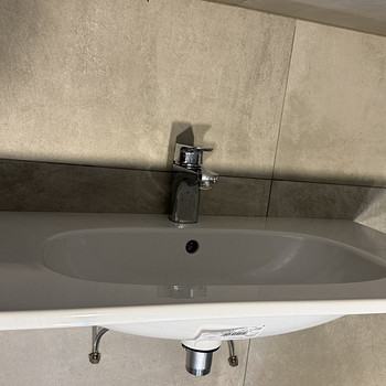 Белая раковина и смеситель ideal standart t350901