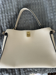 Бежевая сумка Guess (2 фото из 3)