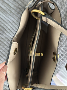 Бежевая сумка Guess (3 фото из 3)