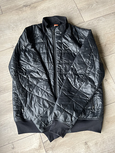 Новая спортивная куртка Nike M (1 фото из 3)