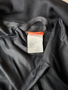 Новая спортивная куртка Nike M (3 фото из 3)