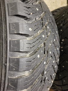 Шипованные шины Nokian 275/40 R21 (3 фото из 5)
