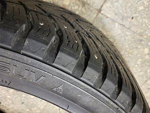 Шипованные шины Nokian 275/40 R21 (2 фото из 5)