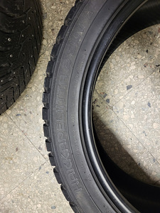 Шипованные шины Nokian 275/40 R21 (4 фото из 5)