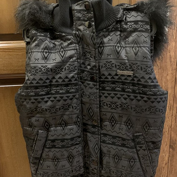 Тёплый жилет с капюшоном новый