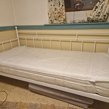 Кровать с матрасом