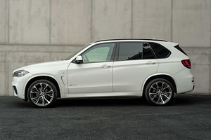 Аренда автомобилей - BMW X5 M-Pakett Xdrive (2 фото из 6)