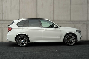 Аренда автомобилей - BMW X5 M-Pakett Xdrive (4 фото из 6)