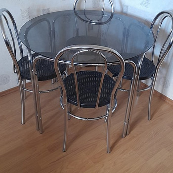 Klaaslaud ja neli tooli