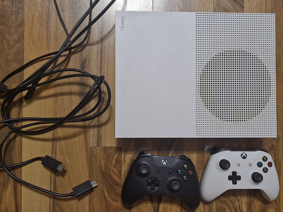 Xbox one 500gb + 2 джойстика