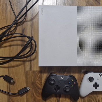 Xbox one 500gb + 2 Joystick