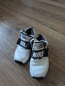 Кроссовки NIKE (1 фото из 4)