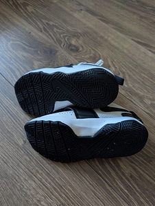 Кроссовки NIKE (4 фото из 4)