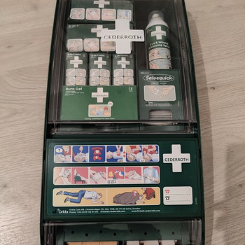 Cederroth. Esmaabikomplekt , seinale.