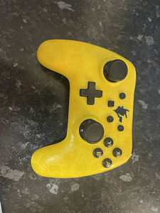 Pult Nintendo pikachu (1 foto / 2)