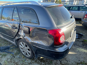 TOYOTA AVENSIS 2,4 BENS AUTOMAAT, VARUOSAD (9 foto / 10)