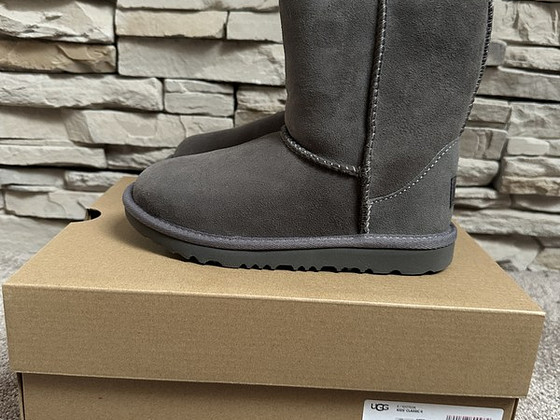 Продаются новые детские зимние сапоги UGG Classic II р.31