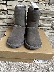 Продаются новые детские зимние сапоги UGG Classic II р.31 (3 фото из 9)