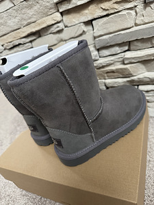 Продаются новые детские зимние сапоги UGG Classic II р.31 (5 фото из 9)