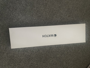 Упаковочная коробка от Apple Watch SE. (2 фото из 2)