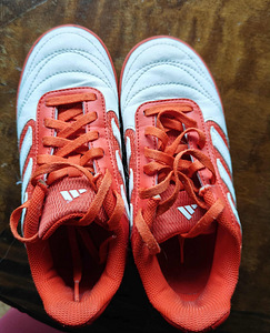 Adidas jalgpalli sisejalatsid s.33 (1 foto / 4)