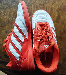 Adidas jalgpalli sisejalatsid s.33 (2 foto / 4)